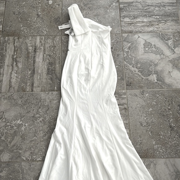 AQUA Scuba Bow One Shoulder Mermaid Gown in White, Size 2 New w/Tag (SOLD OUT) - Picture 6 of 7